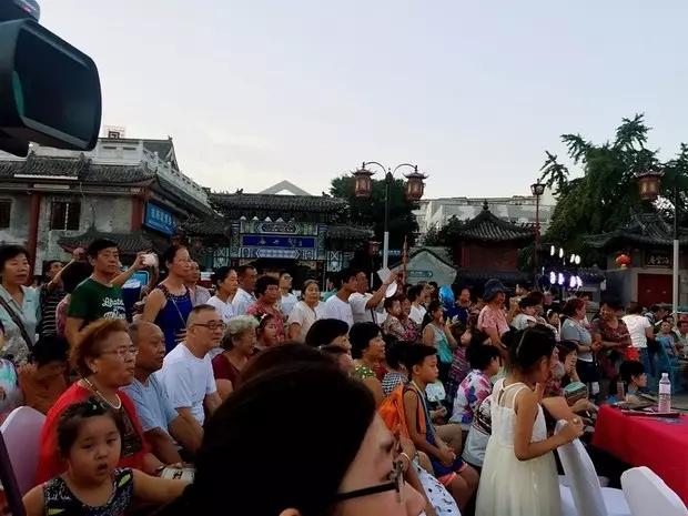 器表演,请欣赏萨克斯独奏《美国巡逻兵打虎上山》-青岛海云广场上